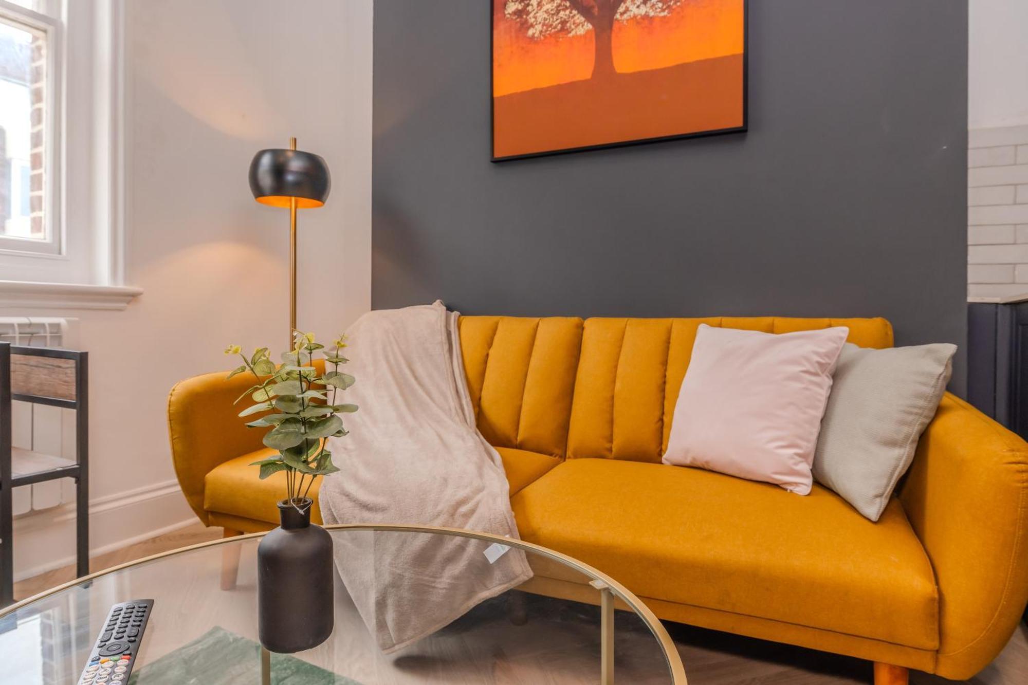 Super One Bedroom Flat I Next To Station I Walking Distance To Apartment *