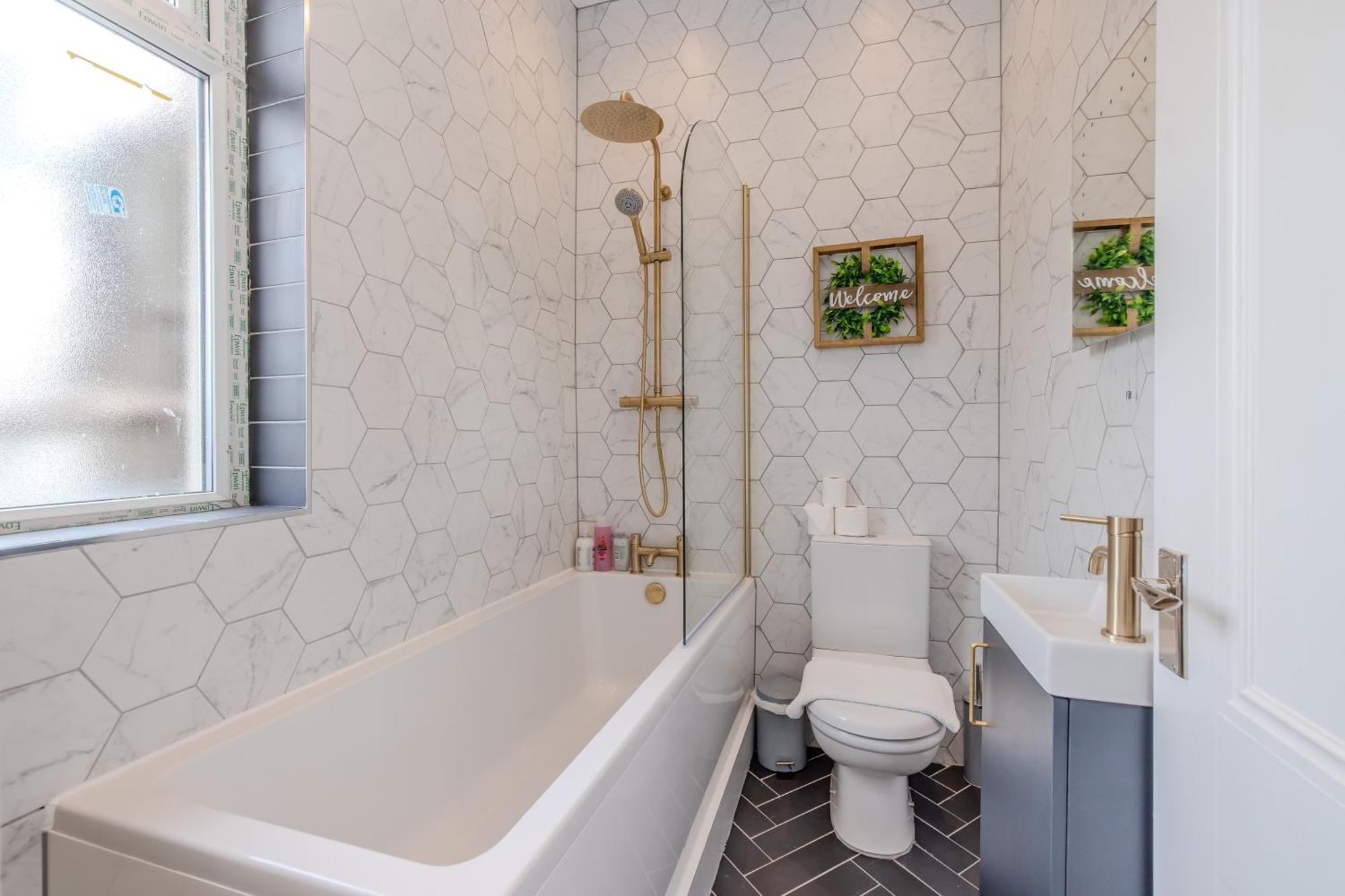 Super One Bedroom Flat I Next To Station I Walking Distance To *