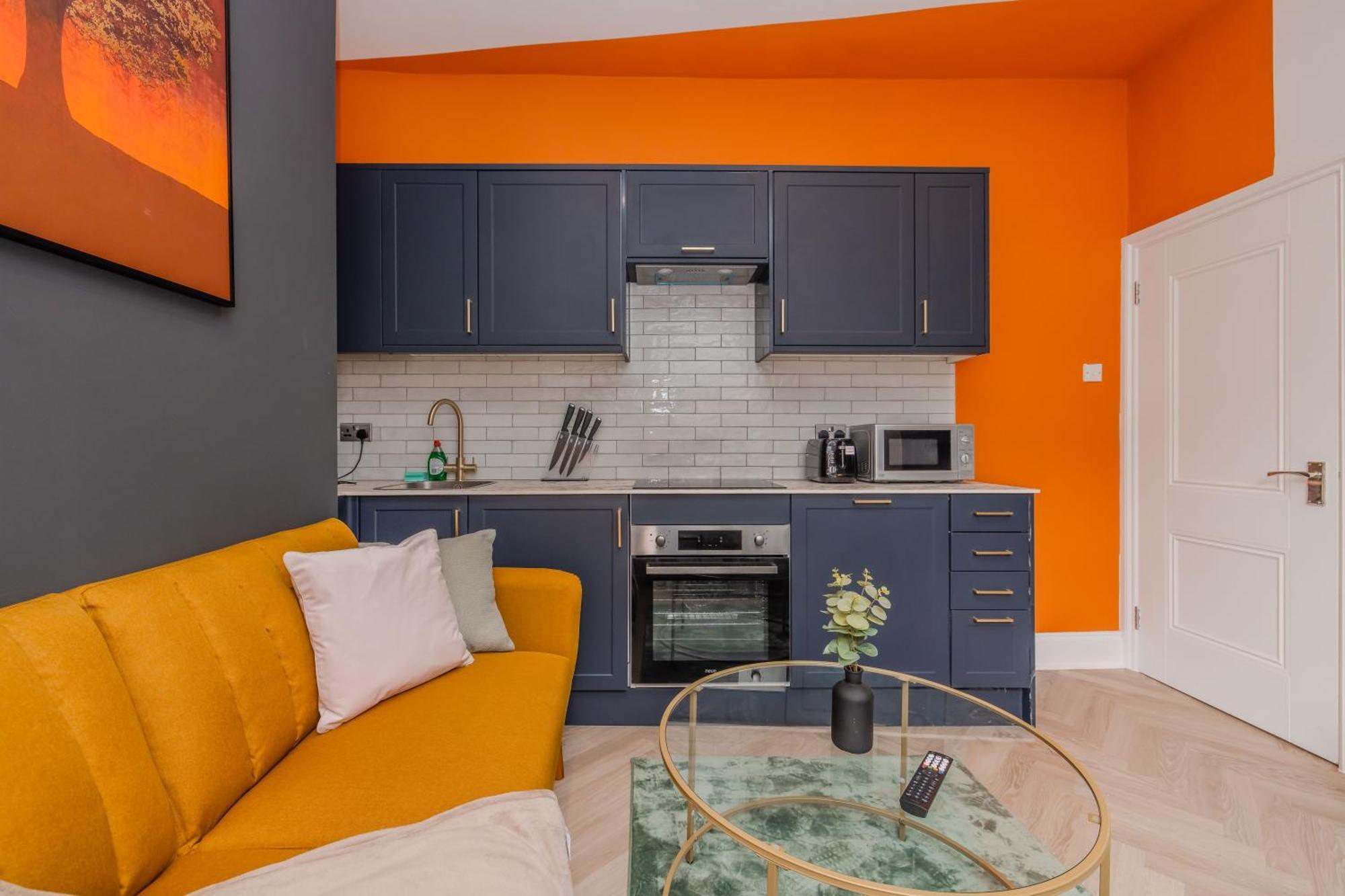 Super One Bedroom Flat I Next To Station I Walking Distance To