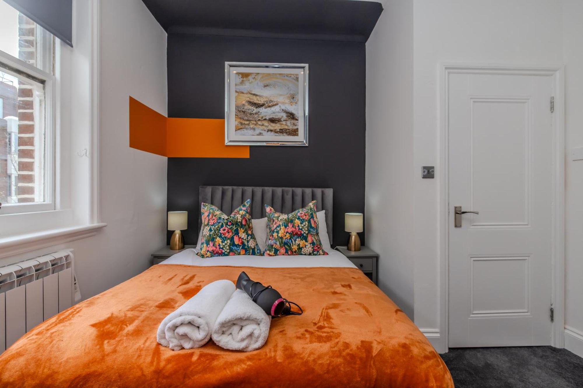 Super One Bedroom Flat I Next To Station I Walking Distance To Apartment *