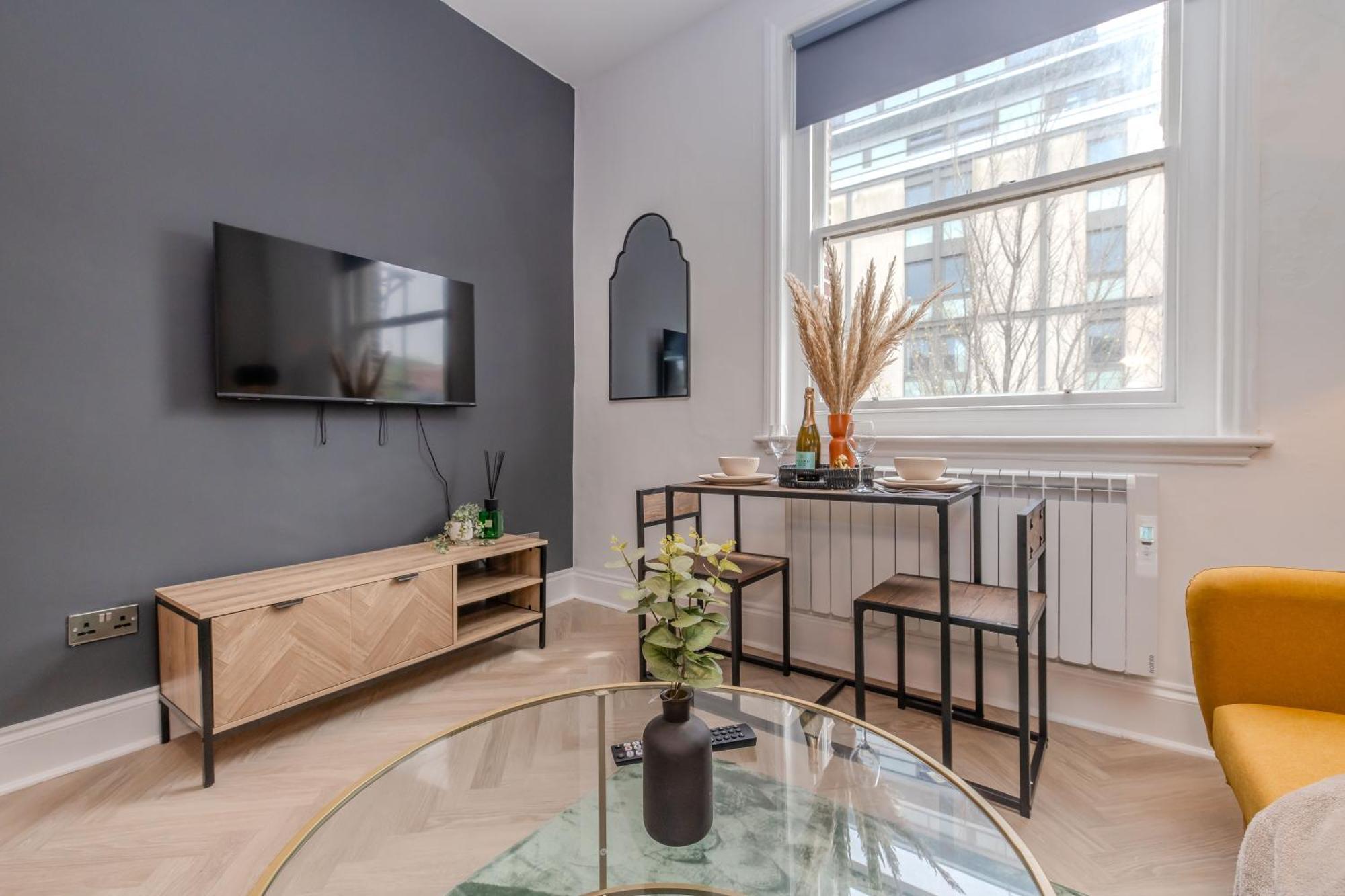 Super One Bedroom Flat I Next To Station I Walking Distance To