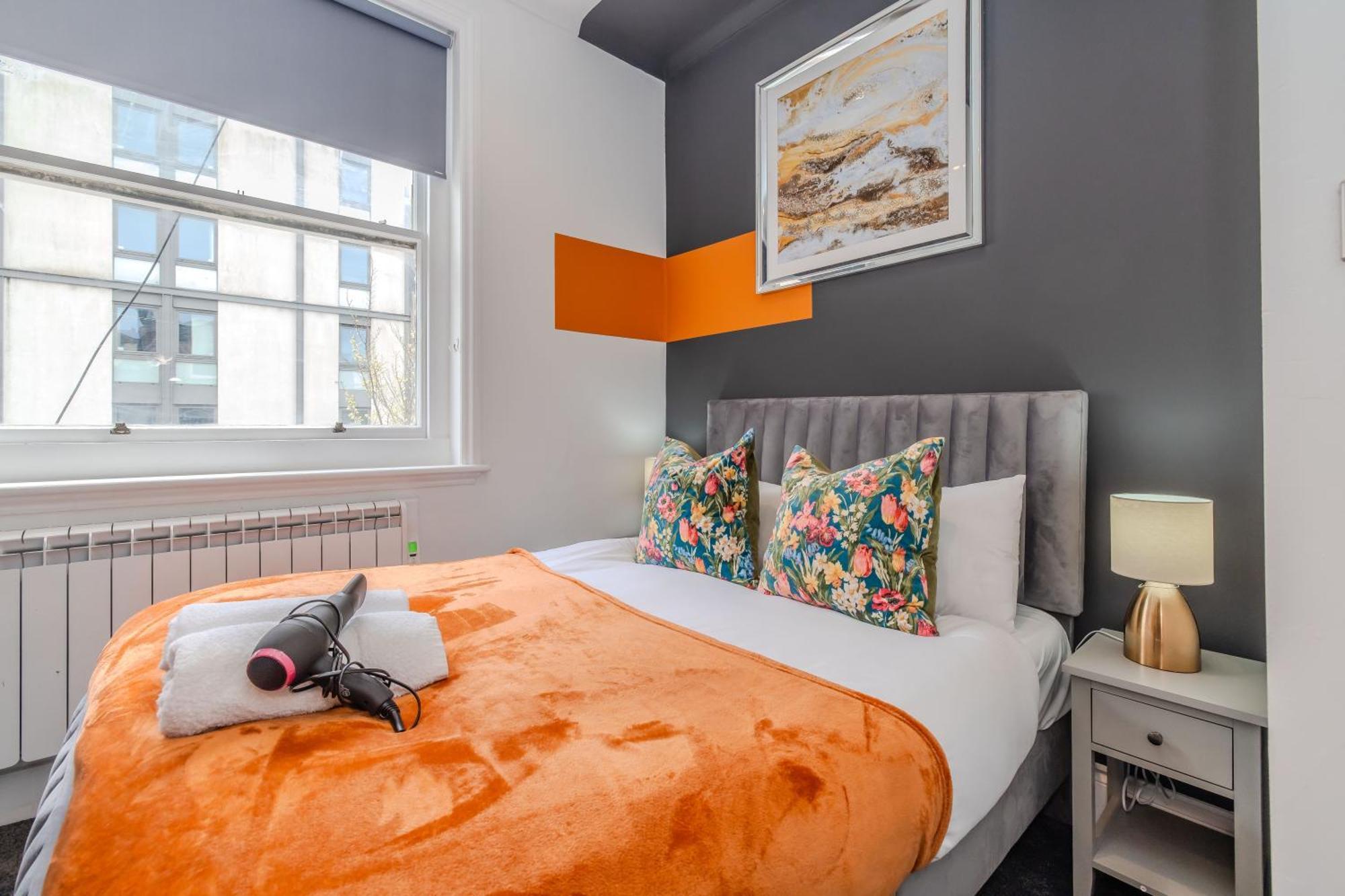 Super One Bedroom Flat I Next To Station I Walking Distance To *