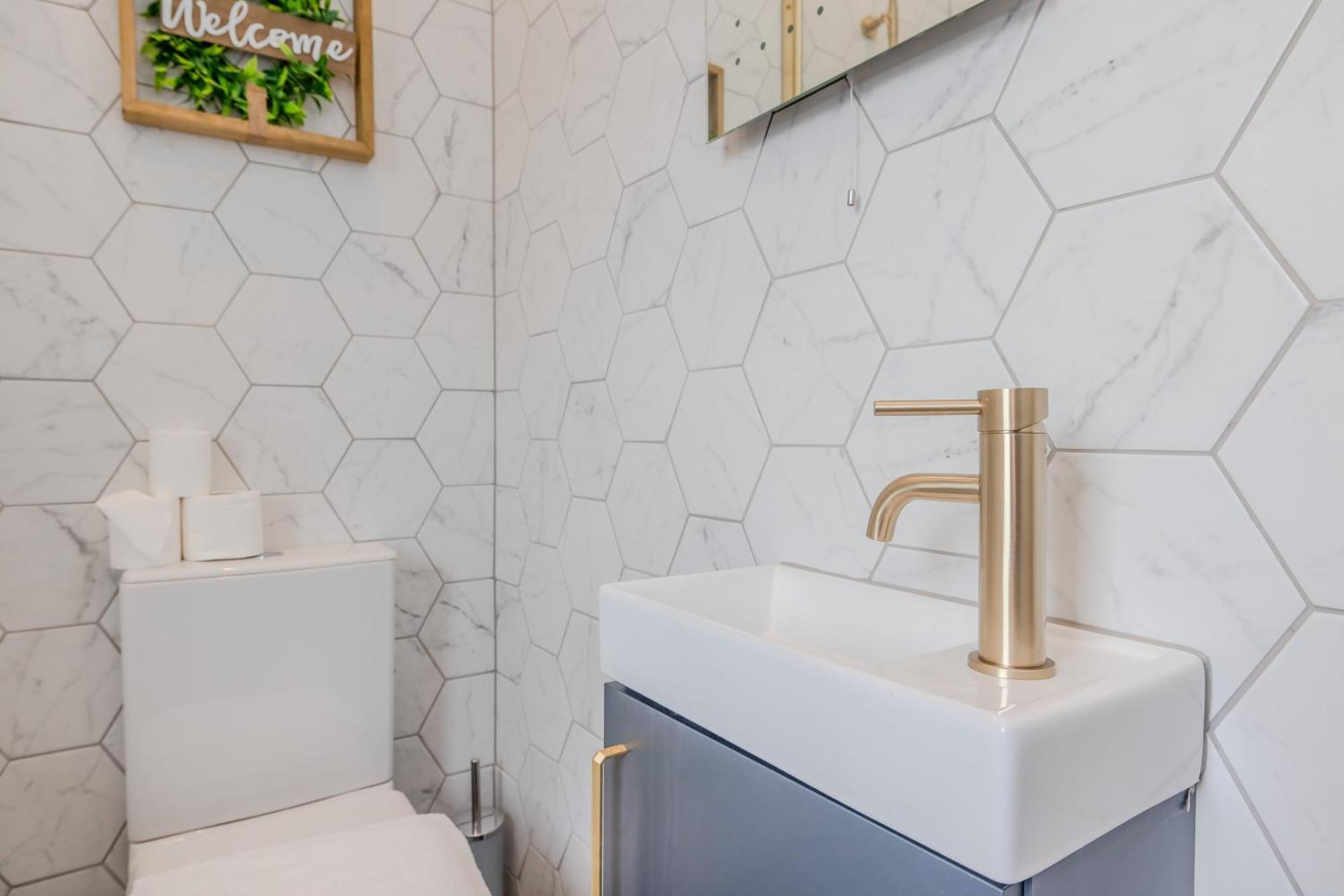 Super One Bedroom Flat I Next To Station I Walking Distance To